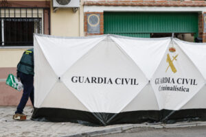 Imagen de archivo de miembros de la Guardia Civil trabajando en el lugar donde se hallaron los cuerpos de tres hermanos de avanzada edad con signos de violencia y que pudieron ser asesinados en un ajuste de cuentas.EFE/ Sergio Pérez