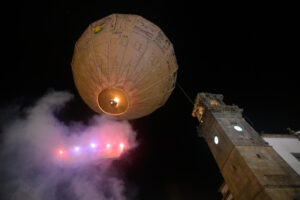 El globo de papel más grande del mundo, en Betanzos (A Coruña), ha vuelto a despegar este San Roque para cumplir 150 años con un currículum intachable y una ácida crítica a los expedientes falsificados de algunos políticos. La tradición establece que en el aerostato van diseños sobre cuestiones actuales y, en esta ocasión, las críticas a los currículums falsificados de algunos políticos han sido protagonistas. EFE/Moncho Fuentes