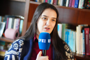 Fotografía de la activista proeutanasia e integrante del colectivo Empatía Uruguay, Florencia Salgueiro, hablando durante una entrevista con EFE, en Montevideo (Uruguay). EFE/ Diego Lafalche
