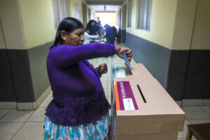 Fotografía de archivo fechada el 14 de diciembre de 2024 de una mujer aimara votando durante la jornada electoral de elecciones judiciales, en La Paz (Bolivia). EFE/ Gabriel Márquez ARCHIVO