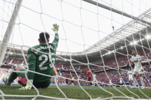 El portero del Valencia Julen Agirrezabala (i) durante el partido de LaLiga entre el Osasuna y el Valencia, este domingo en el estadio del Sadar. EFE/ Jesús Diges