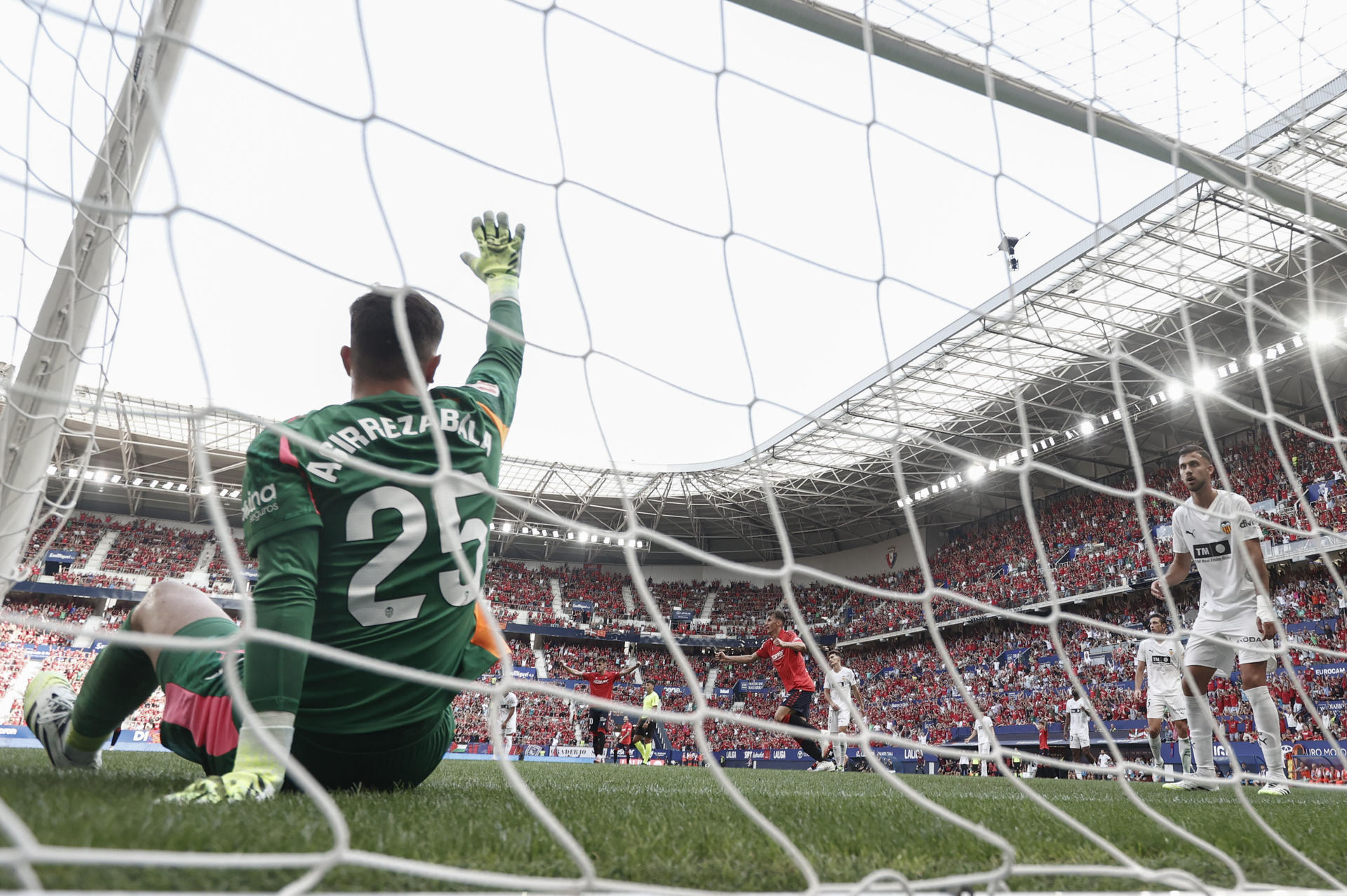 El portero del Valencia Julen Agirrezabala (i) durante el partido de LaLiga entre el Osasuna y el Valencia, este domingo en el estadio del Sadar. EFE/ Jesús Diges