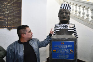 El diputado opositor de Comunidad Ciudadana Alberto Astorga viste de reo a la estatua del expresidente Evo Morales este miércoles, en la Asamblea Legislativa de Bolivia, en La Paz (Bolivia). EFE/Stringer