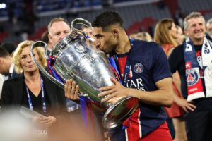 Achraf Hakimi, del PSG celebra la victoria en Múnich (Alemania) EFE/EPA/FILIP SINGER