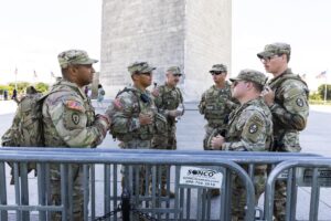 Fotografía de archivo de miembros de la Guardia Nacional en Washington (EE.UU.). EFE/EPA/JIM LO SCALZO
