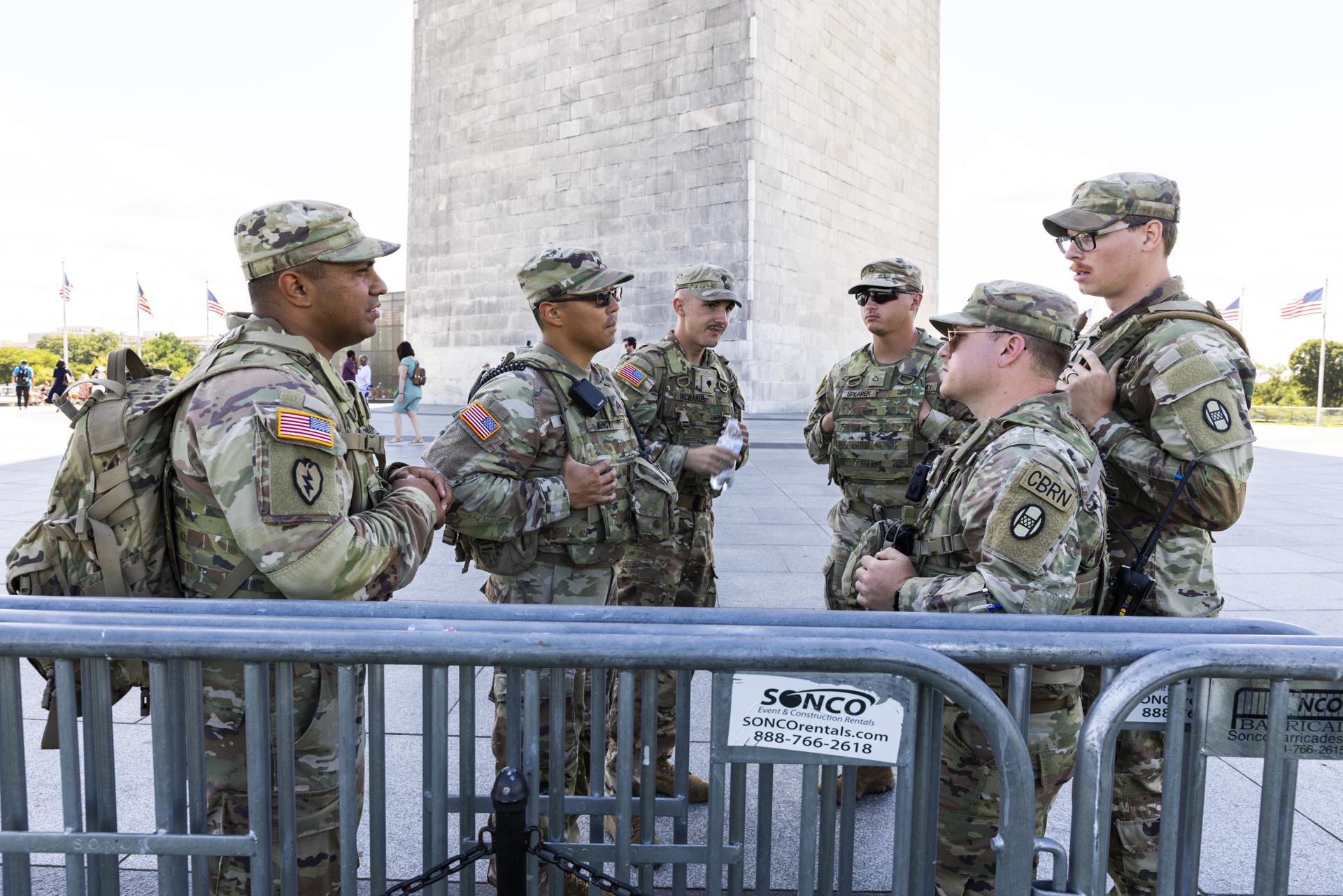 Fotografía de archivo de miembros de la Guardia Nacional en Washington (EE.UU.). EFE/EPA/JIM LO SCALZO