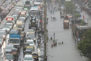 Atascos de tráfico en Bombay debido a las inundaciones generadas por las fuertes lluvias de las últimas jornadas. EFE/EPA/DIVYAKANT SOLANKI