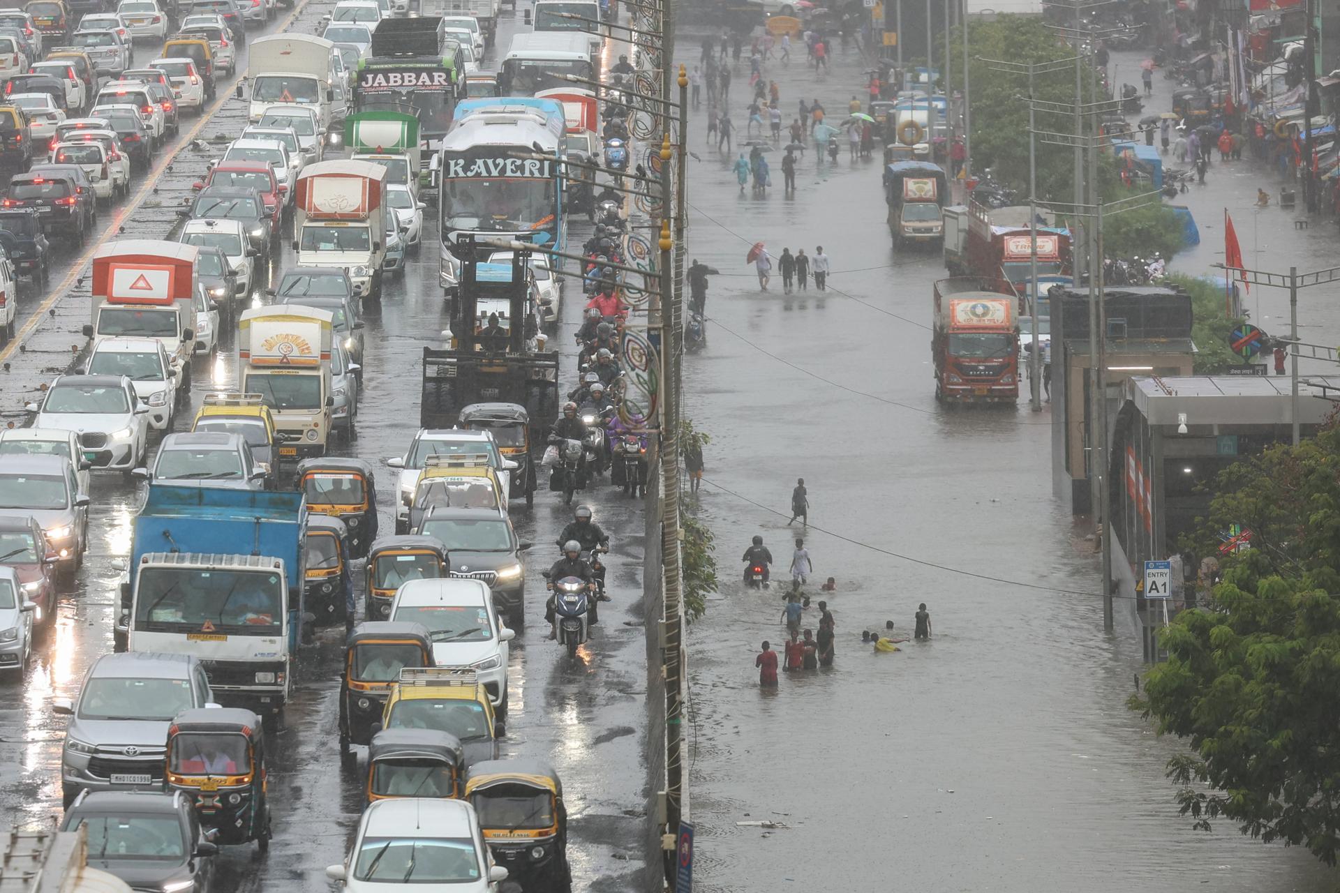 Atascos de tráfico en Bombay debido a las inundaciones generadas por las fuertes lluvias de las últimas jornadas. EFE/EPA/DIVYAKANT SOLANKI