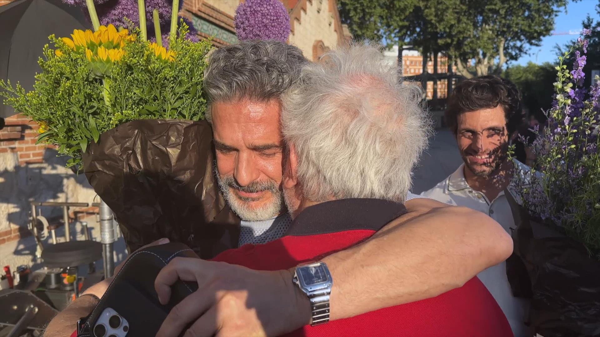 El director de cine español Pedro Almodóvar (espaldas), que ha finalizado el rodaje de 'Amarga Navidad', que comenzó a grabar en junio, entrega ramos de flores a los actores Quim Gutierrez (d) y Leonardo Sbaraglia (i). EFE/ Warner Bros // SOLO USO EDITORIAL/SOLO DISPONIBLE PARA ILUSTRAR LA NOTICIA QUE ACOMPAÑA (CRÉDITO OBLIGATORIO)