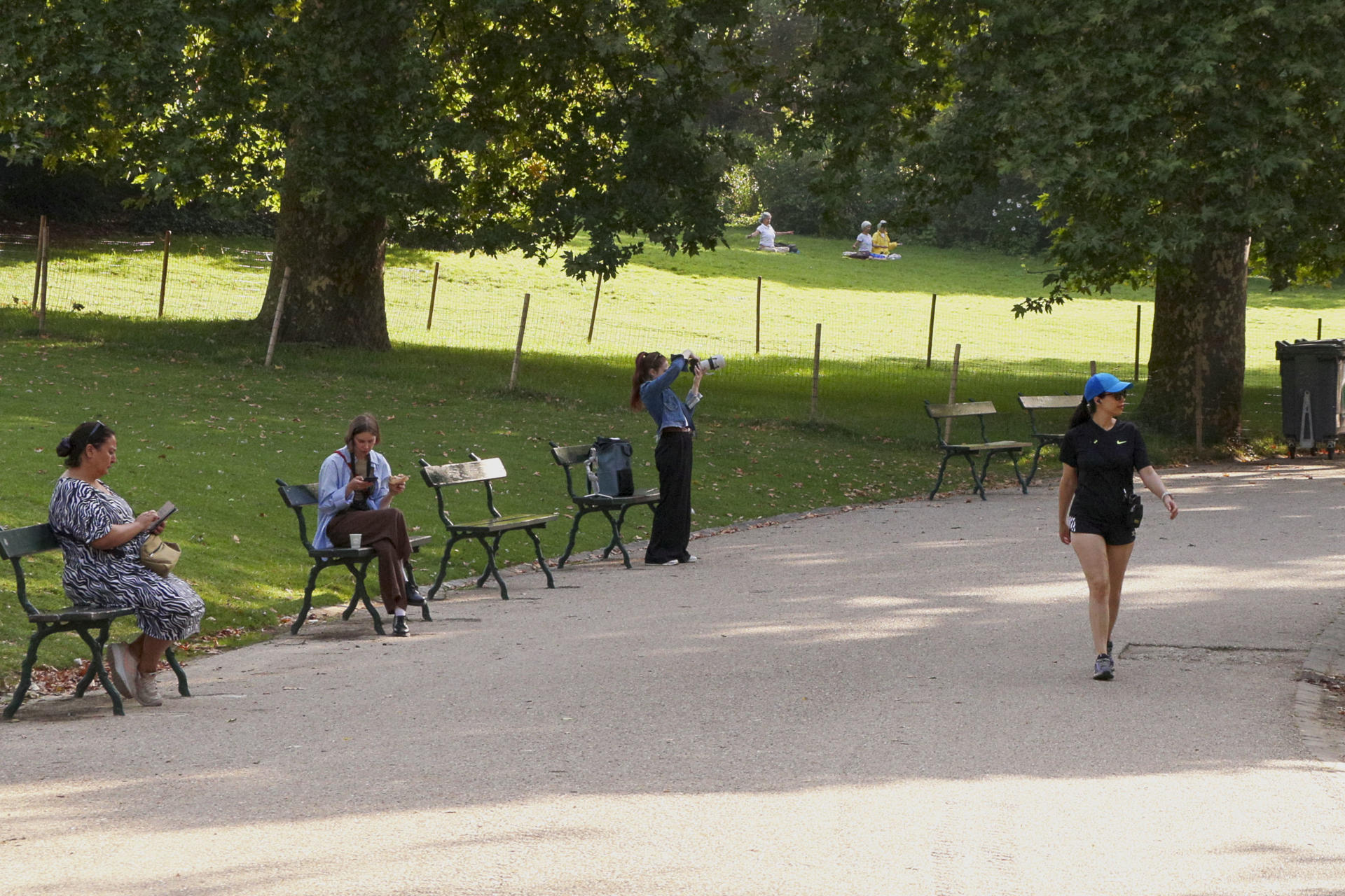 Parisinos se refugian del calor este martes en el parque de Buttes-Chaumont de la capital francesa. EFE/ Edgar Sapiña