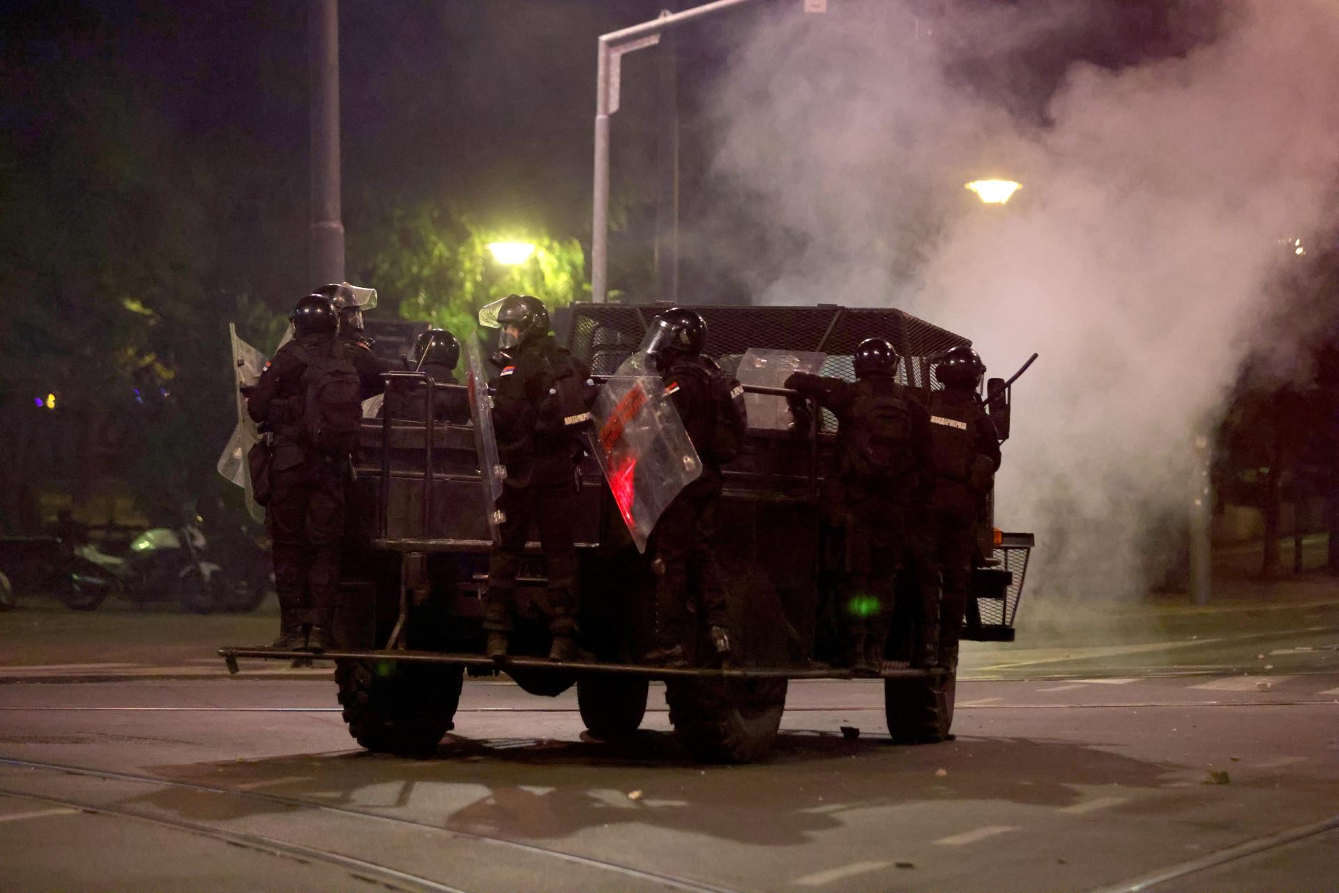 Los policías antidisturbios se posicionan durante una protesta antigubernamental en Belgrado, Serbia, 15 de agosto de 2025. 
EFE/EPA/ANDREJ CUKIC
