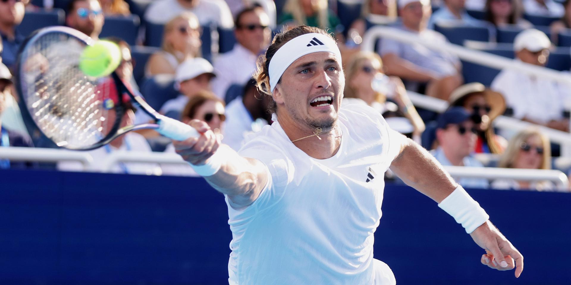 El alemán Alexander Zverev sufrió en el partido en el que cayó ante el español Carlos Alcaraz en semifinales del torneo de Cincinnati, EE. UU. EFE/EPA/MARK LYONS
