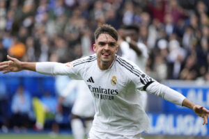 Foto de archivo del jugador del Real Madrid Raúl Asencio, para quien la Fiscalía pide dos años y medio de cárcel por dos delitos contra la intimidad tras compartir supuestamente un vídeo de contenido sexual de dos chicas de 16 y 18 años. EFE/Adrian Ruiz Hierro/Archivo