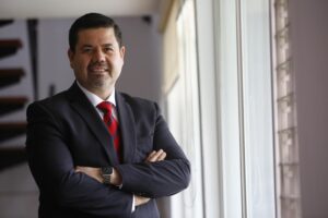 Fotografía de archivo del 5 de agosto de 2022, del presidente de la Asociación de las Televisiones Educativas y Culturales Iberoamericanas (ATEI), Gabriel Torres, posando al término de una entrevista con EFE, en la ciudad de Guadalajara, en Jalisco (México). EFE/Francisco Guasco