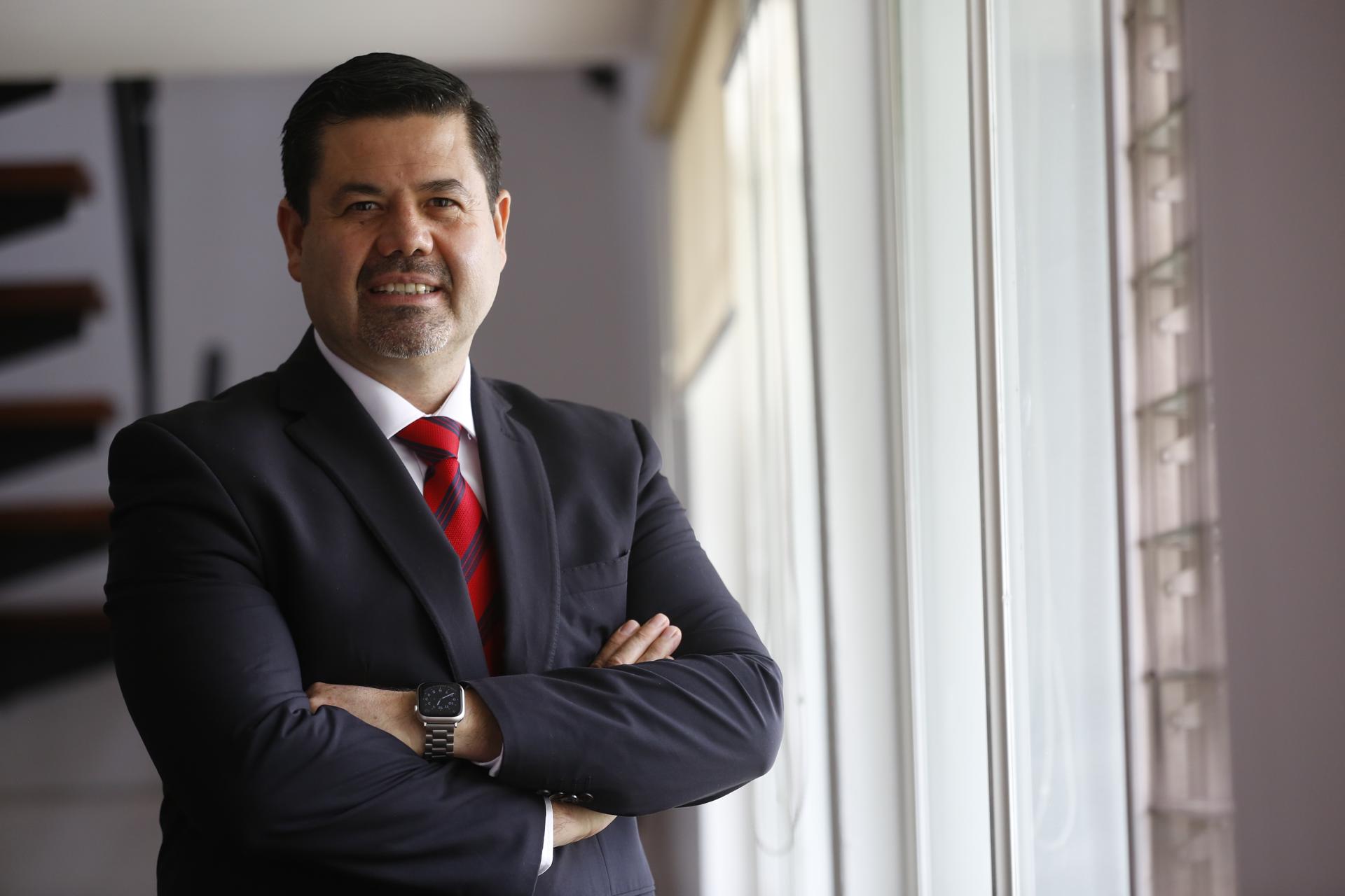 Fotografía de archivo del 5 de agosto de 2022, del presidente de la Asociación de las Televisiones Educativas y Culturales Iberoamericanas (ATEI), Gabriel Torres, posando al término de una entrevista con EFE, en la ciudad de Guadalajara, en Jalisco (México). EFE/Francisco Guasco