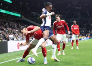 Ramón Sosa, del Nottingham Forest (izquierda), y Mathys Tel, del Tottenham (derecha), en acción durante el partido de la Premier League inglesa entre el Tottenham Hotspur y el Nottingham Forest en Londres, Gran Bretaña, el 21 de abril de 2025. Foto de archivo de: EFE/EPA/NEIL HALL