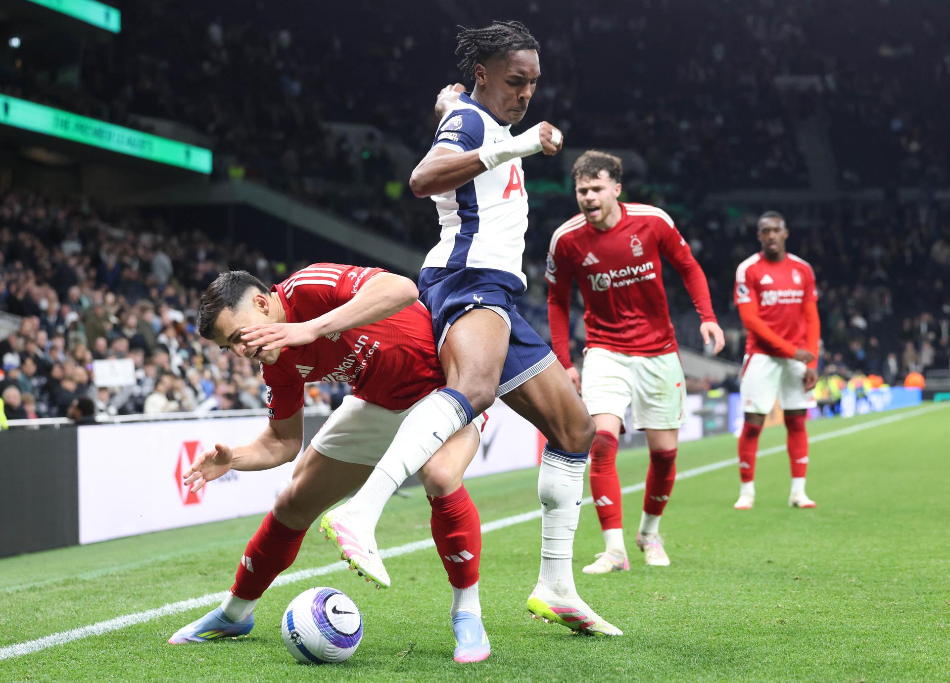 Ramón Sosa, del Nottingham Forest (izquierda), y Mathys Tel, del Tottenham (derecha), en acción durante el partido de la Premier League inglesa entre el Tottenham Hotspur y el Nottingham Forest en Londres, Gran Bretaña, el 21 de abril de 2025. Foto de archivo de: EFE/EPA/NEIL HALL