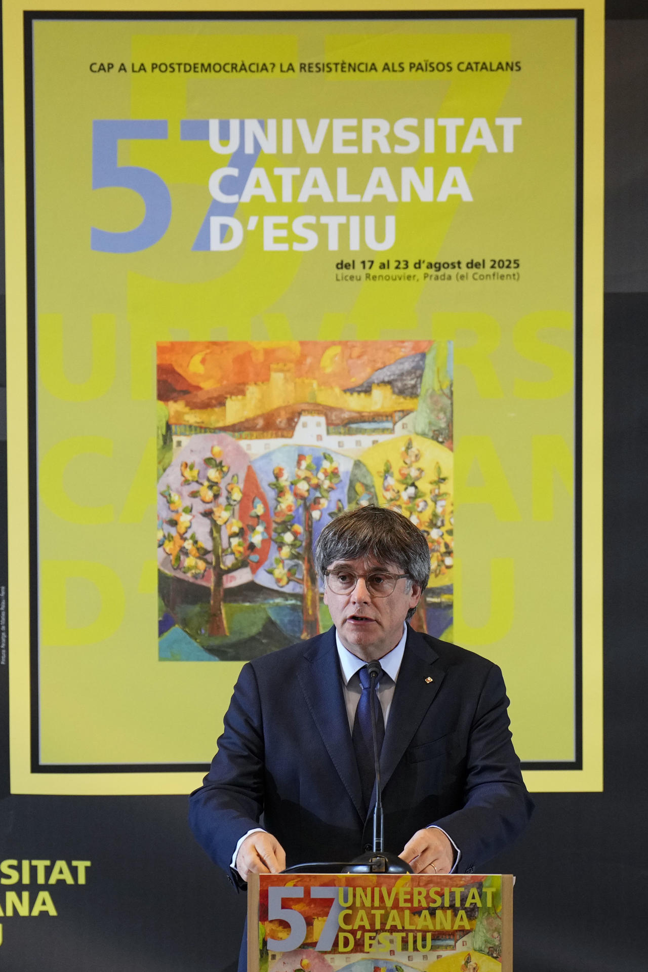 El expresidente de la Generalitat y líder de JxCat, Carles Puigdemont durante la conferencia 'Lección Fabra:"la lengua catalana i Europa" que ha pronunciado en el marco de la 57ª edición de la Universitat Catalana d'Estiu (UCE) celebrada en Prada de Conflent (Francia).EFE/ Siu Wu
