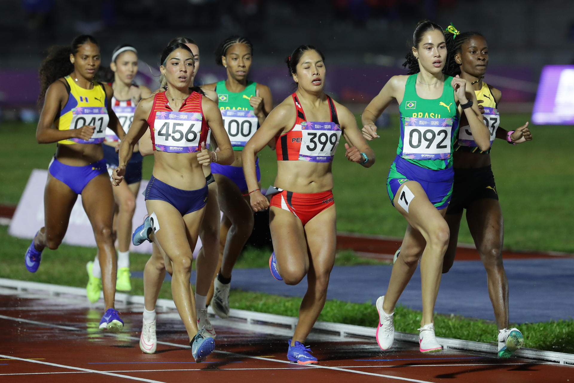 Atletas compiten en los 800 metros femenino, en los II Juegos Panamericanos Junior ASU2025, en Luque (Paraguay). EFE/Juan Pablo Pino
