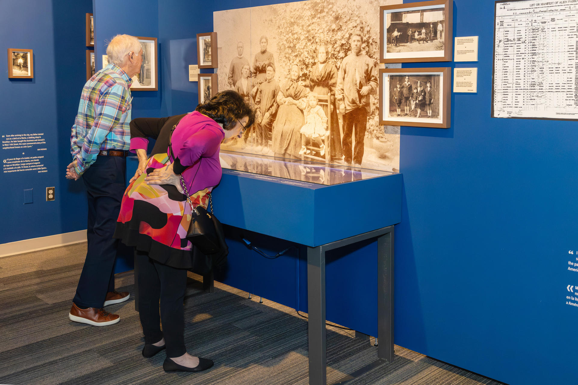 Fotografía cedida por la Fundación Consejo de España-EEUU que muestra asistentes a la exposición 'Emigrantes invisibles' este miércoles, en Miami (Estados Unidos). EFE/ Fundación Consejo De España- EEUU
