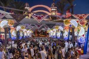 La ciudad autónoma de Melilla ha inaugurado oficialmente este sábado por la noche su feria centenaria en honor a su patrona, la Virgen de la Victoria, con el tradicional corte de cinta y el encendido del alumbrado en el recinto ferial, que da inicio a nueve días de alegría y diversión. EFE/José Manuel Giner Gutiérrez