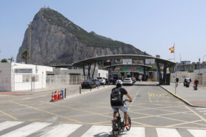 Imagen de archivo de la frontera entre Gibraltar y La Línea de La Concepción. EFE/A. Carrasco Ragel