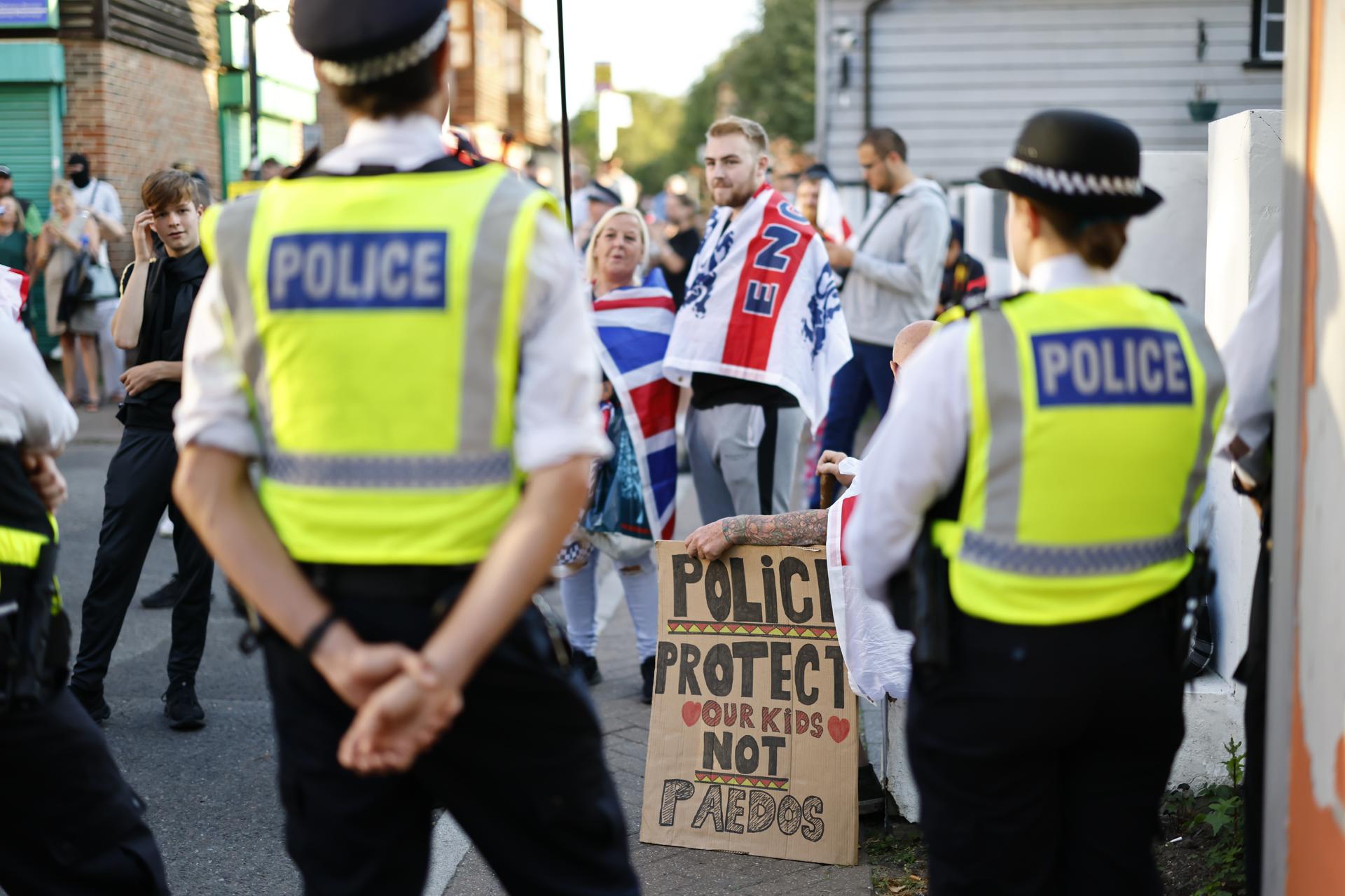 Protestas en Orpington (Reino Unido) contra los hoteles que alojan a migrantes. EFE/EPA/TOLGA AKMEN
