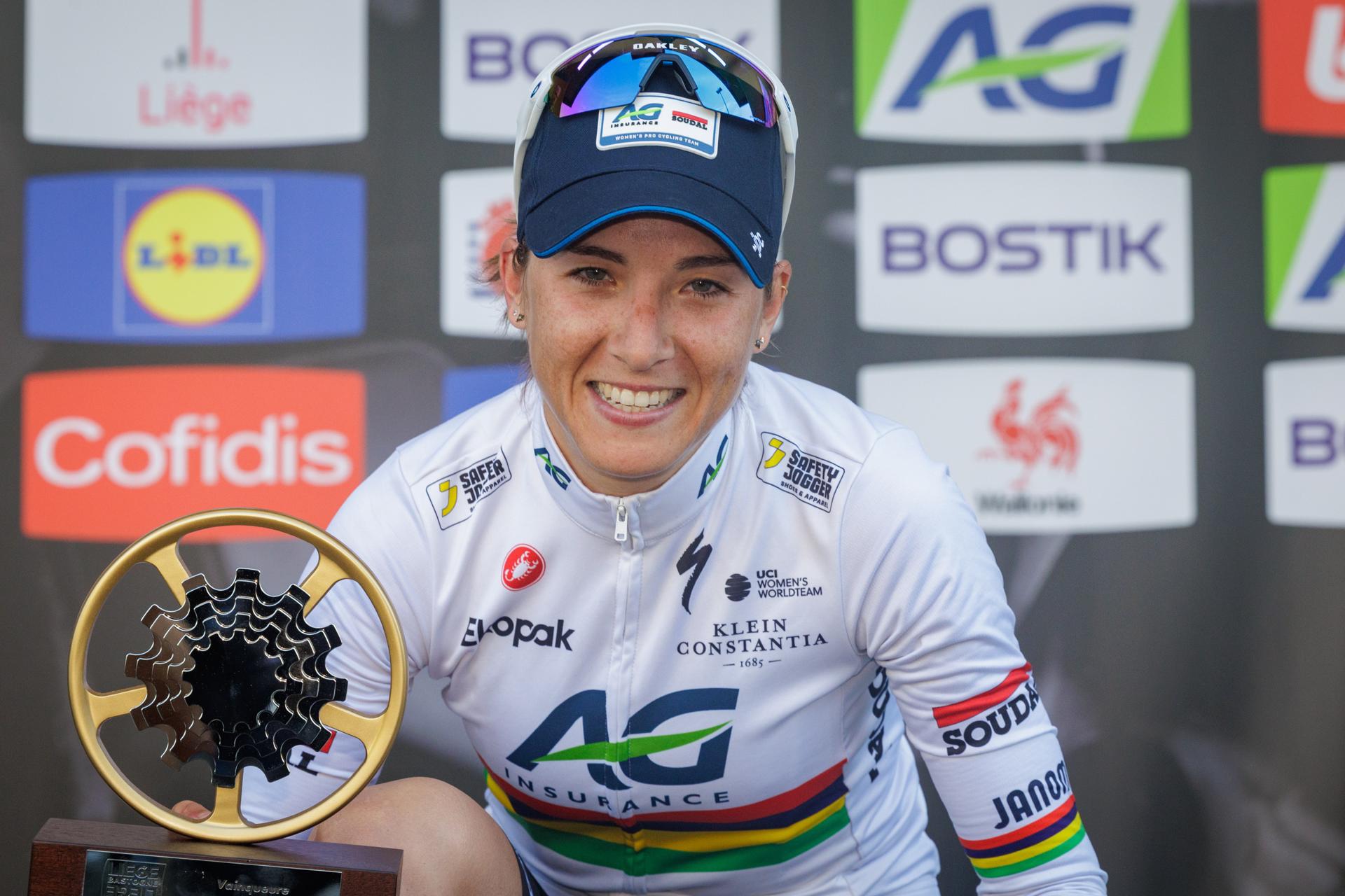 Fotografía de Olivier Matthys, en la que puede verse en una imagen de archivo a la ciclista mauriciana Kimberley Le Court-Pienaar (AG Insurance), que ha conservado este viernes el maillot amarillo del Tour de Francia. EFE
