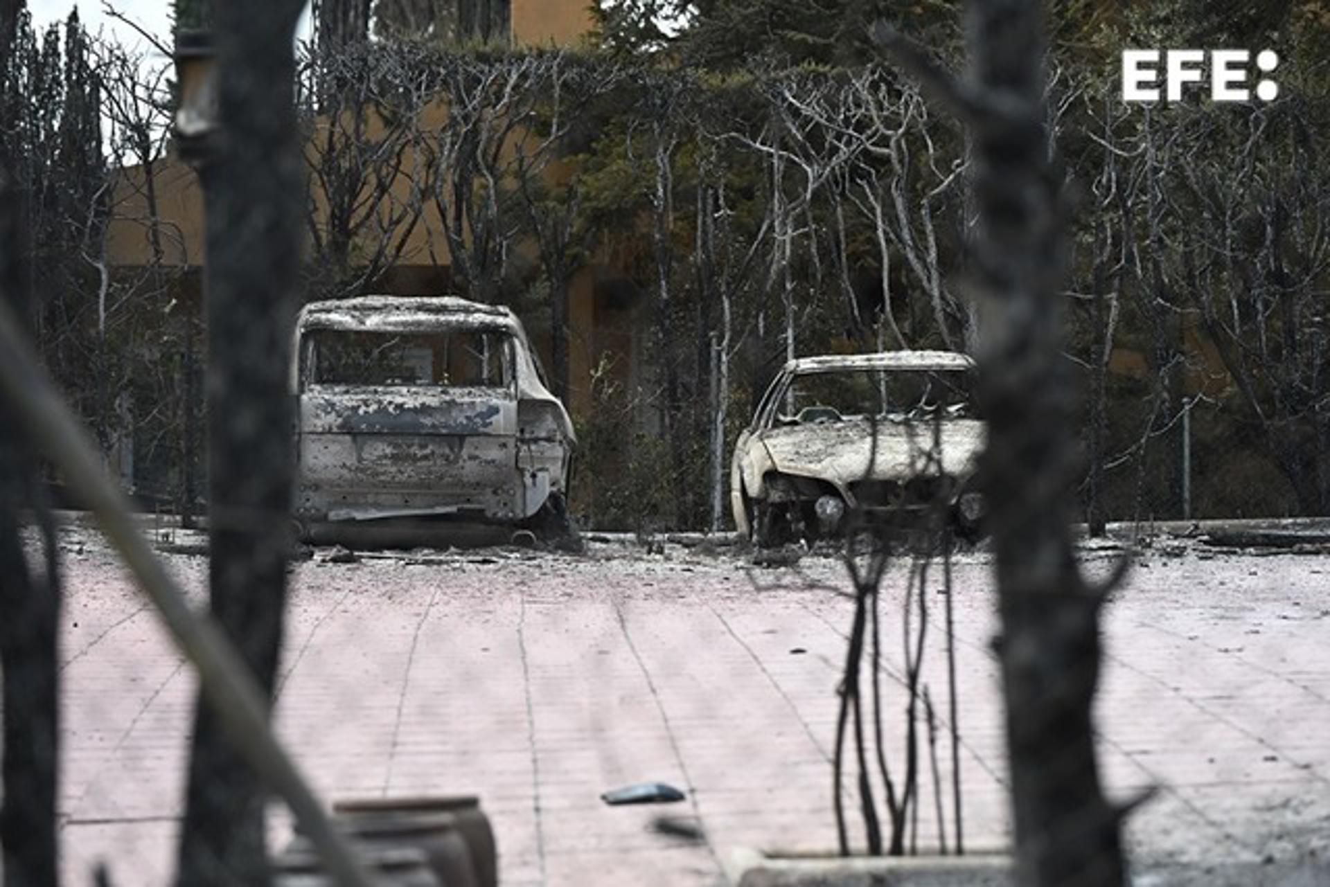 Dos coches calcinados por el incendio que desde ayer afecta a la localidad de Tres Cantos, Madrid, que ya está perimetrado y evoluciona favorablemente. EFE/Fernando Villar