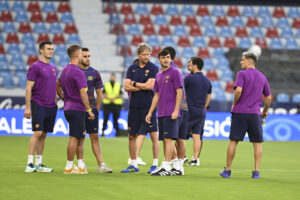 Los jugadores del Barcelona antes del partido de LaLiga de fútbol que Levante UD y FC Barcelona disputan en el estadio Ciutat de Valencia. EFE/Andreu Esteban