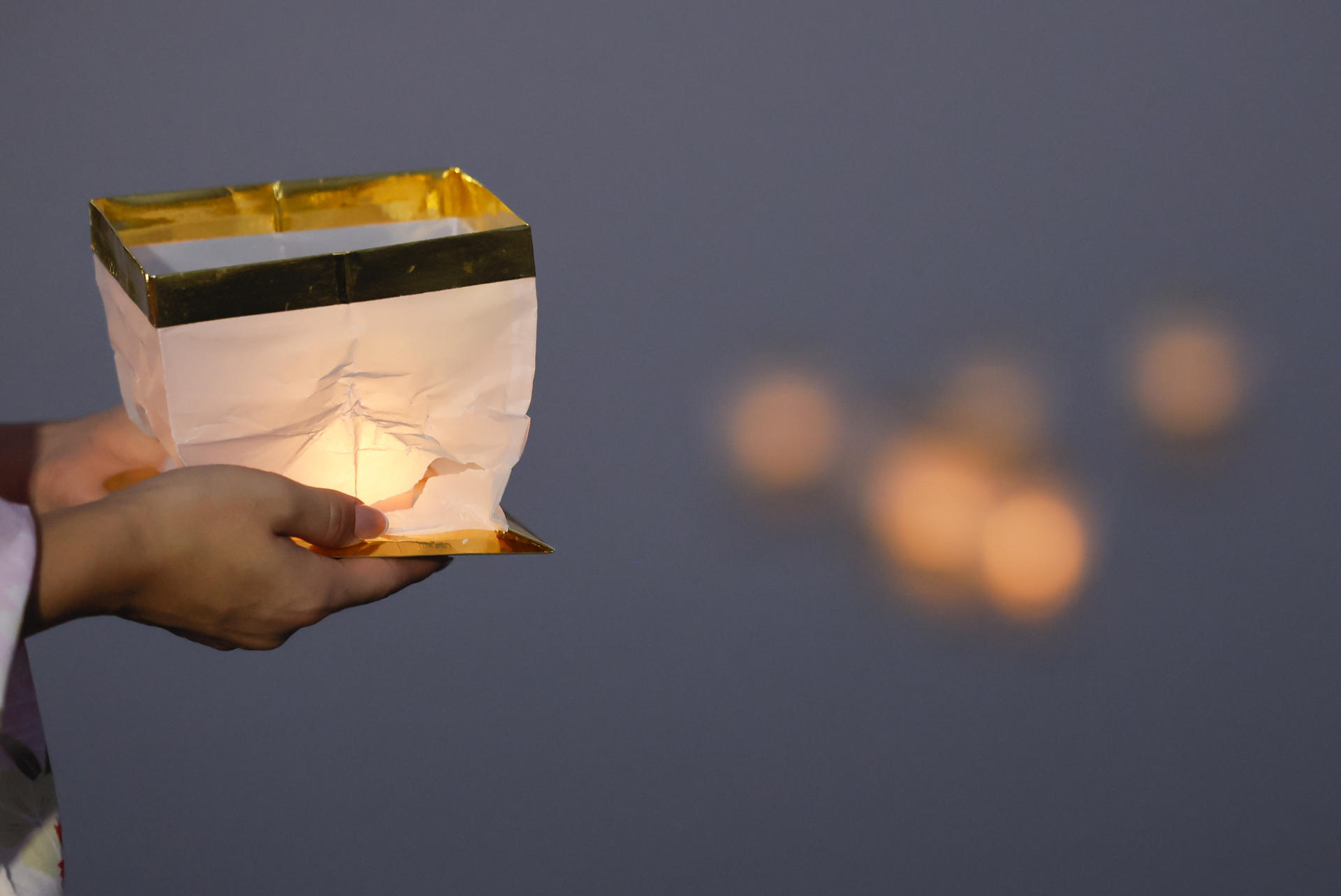 Coria del Río (Sevilla) vuelve a convertirse hoy viernes en el escenario de la ceremonia Tōrō Nagashi, una tradición ancestral japonesa que honra la memoria de los antepasados con el encendido y la suelta de farolillos flotantes en el agua en el río Guadalquivir. EFE/José Manuel Vidal
