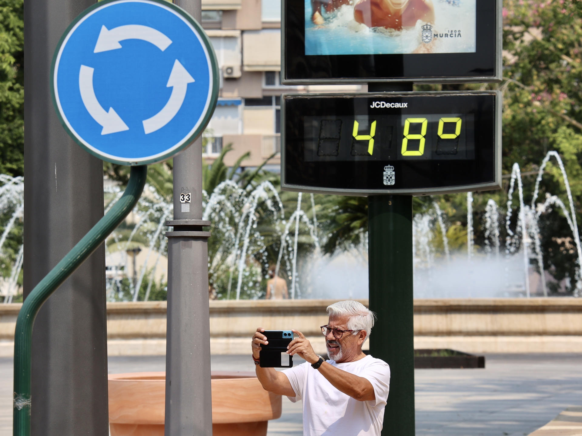 Vista de un termómetro que marca 46 grados este domingo, en Madrid. EFE/ Gandul