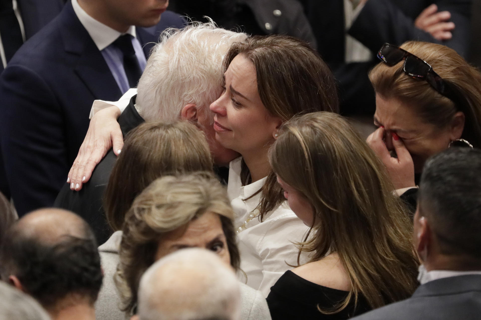 La esposa del fallecido senador y precandidato a la presidencia de Colombia Miguel Uribe Turbay, Claudia Tarazona (d), fue captada este lunes, 11 de agosto, al abrazar al papá de Miguel, Miguel Uribe, en el Salón Elíptico del Capitolio Nacional, en Bogotá (Colombia). EFE/Carlos Ortega