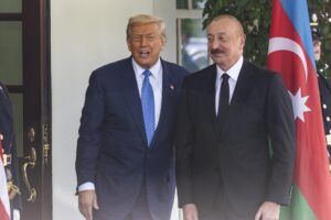 El presidente de Estados Unidos, Donald Trump, junto a su homólogo de Azerbaiyán, Ilham Aliyev, en la Casa Blanca. EFE/Jim Lo Scalzo