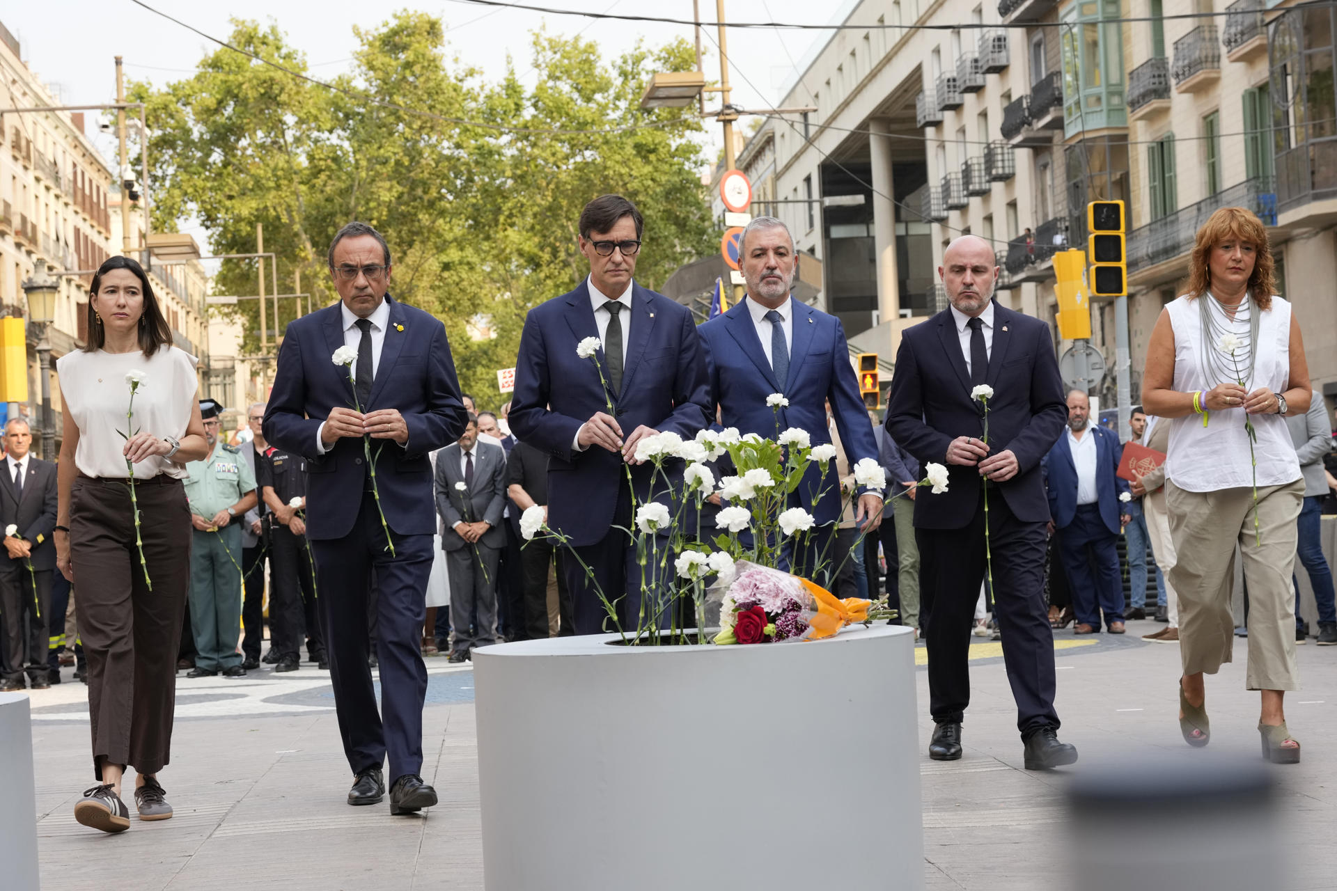 (i-d) La consejera de Interior de la Generalitat, Núria Parlon; el presidente del Parlamento catalán, Josep Rull; el presidente de la Generalitat, Salvador Illa; el alcalde de Barcelona, Jaume Collboni, y el delegado del Gobierno en Cataluña, Carlos Prieto, participan en un homenaje por el octavo aniversario del 17A este domingo, en Barcelona. Las autoridades han cedido el protagonismo a las víctimas en el acto de homenaje institucional en Barcelona por el octavo aniversario de los atentados del 17A, que causaron 16 muertos y más de un centenar de heridos, con un emotivo minuto de silencio y una ofrenda floral con claveles blancos. EFE/ Alejandro García