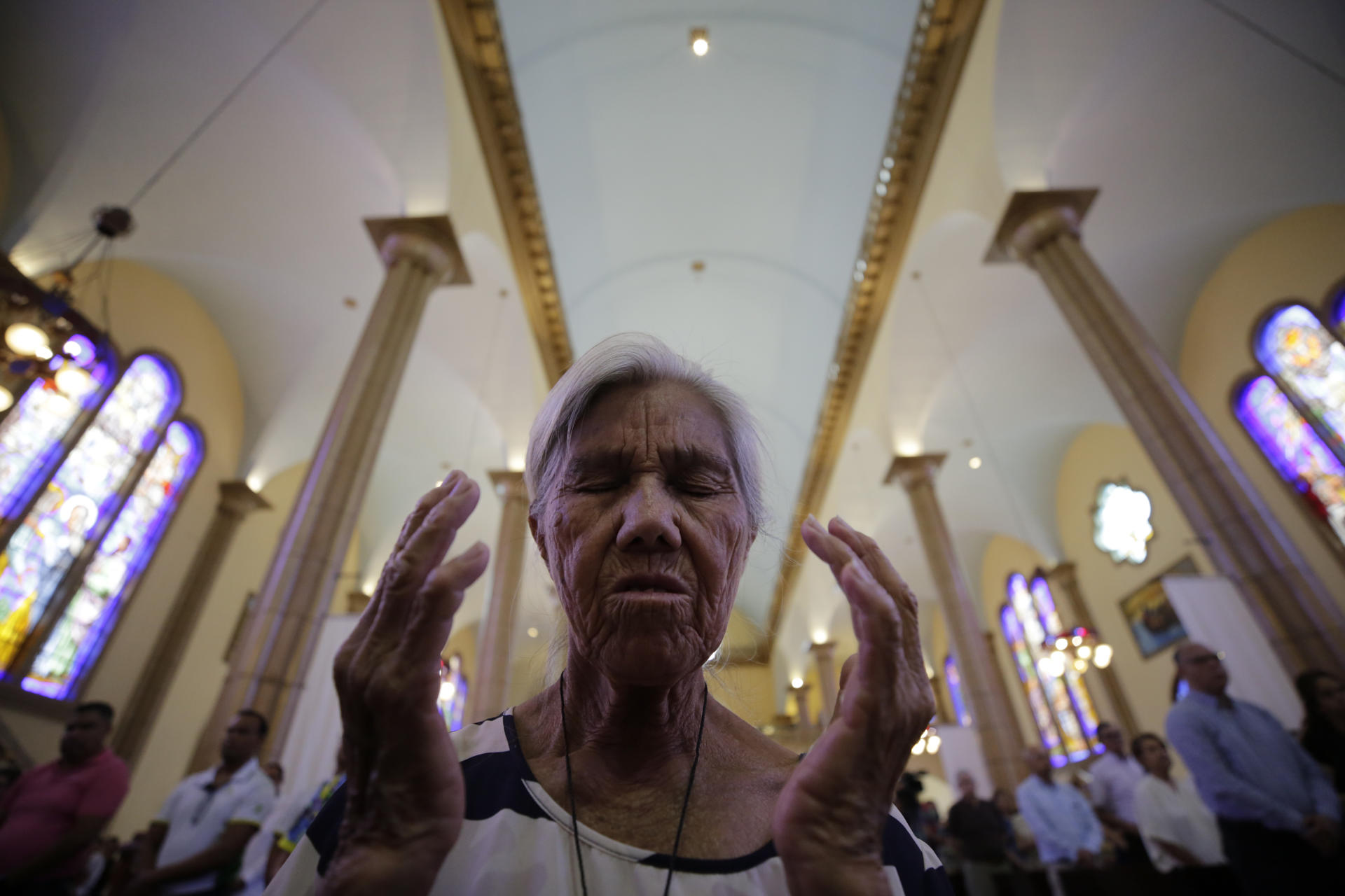 Fotografía de archivo de una mujer al orar en la Basílica de Suyapa, en Tegucigalpa (Honduras). EFE/Gustavo Amador