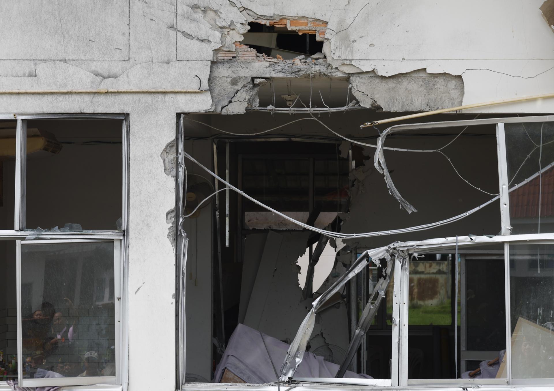Fotografía de archivo de los daños en un edificio de Tailandia durante los combates con Camboya registrados en julio.
EFE/EPA/NARONG SANGNAK
