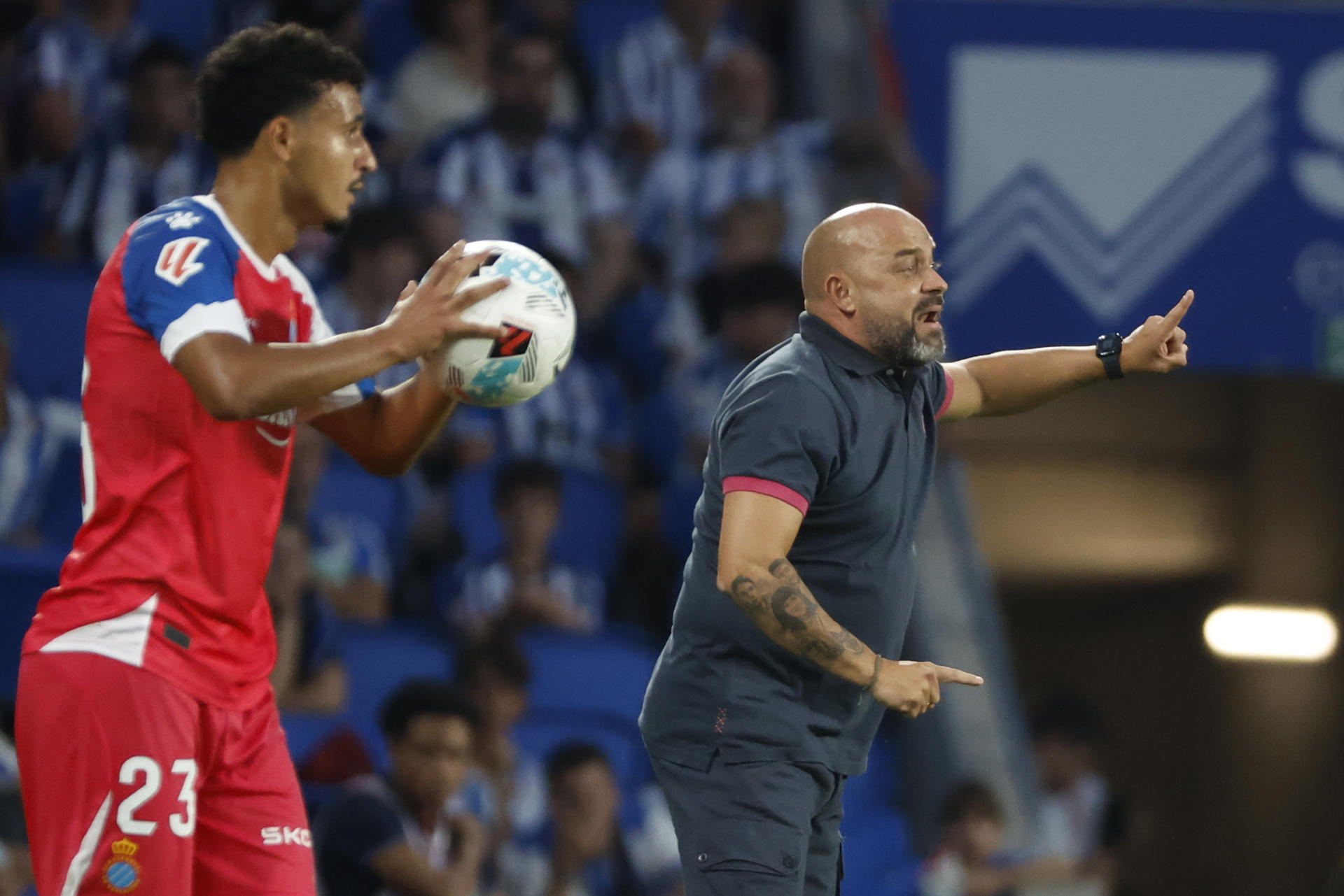 El entrenador del Espanyol, José Manuel González (d), en San Sebastián. EFE/Javier Etxezarreta