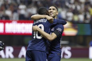 Achraf Hakimi (I) abraza a Ousmane Dembele, tras marcar este el segundo gol ante el Bayern Múnich en el Mundial de Clubes. EFE/EPA/ERIK S. LESSER