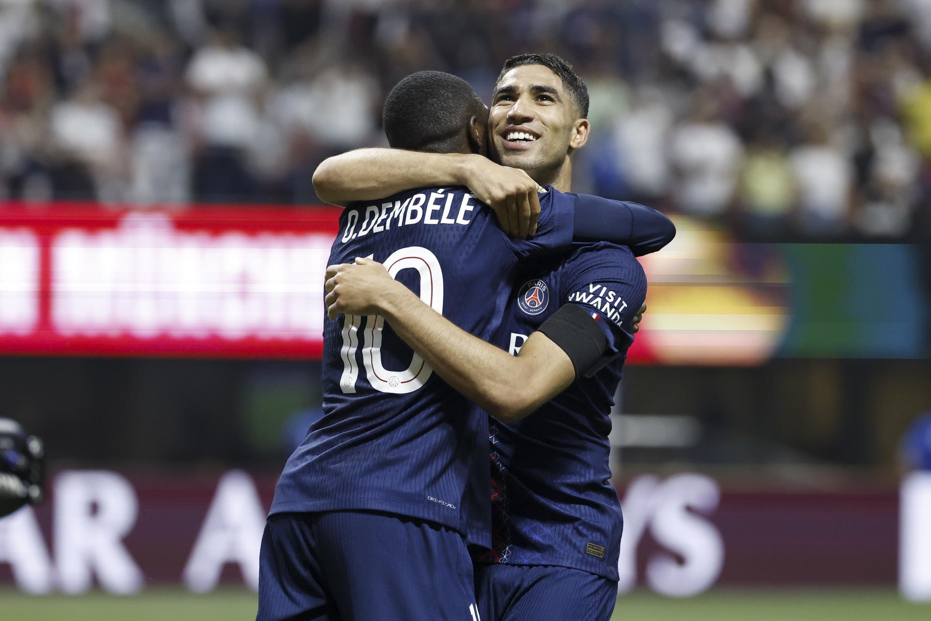 Achraf Hakimi (I) abraza a Ousmane Dembele, tras marcar este el segundo gol ante el Bayern Múnich en el Mundial de Clubes. EFE/EPA/ERIK S. LESSER