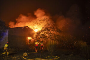 Imagen de este jueves del incendio en la localidad de A Caridade, en el municipio de Monterrei (Ourense). EFE /Brais Lorenzo