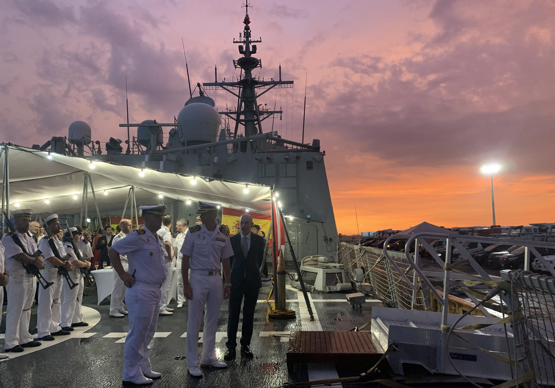 Recepción oficial a bordo de la fragata Méndez Núñez de la Armada española en el puerto de Manila el 11 de agosto de 2025, después de integrar el grupo de combate del portaaviones británico Prince of Wales en el marco de la operación internacional Highmast. En la imagen aparecen el comandante Jaime Muñoz-Delgado Pérez (centro) y el embajador español en Filipinas, Miguel Utray Delgado (derecha). La fragata Méndez Núñez de la Armada española arrojó un balance "más que positivo" de sus operaciones en el grupo de combate del portaaviones británico Prince of Wales, afirmó a EFE el comandante Jaime Muñoz-Delgado Pérez, una misión que concluyó en aguas del Indopacífico donde España aspira a contar con mayor presencia. EFE/ David Asta Alares
