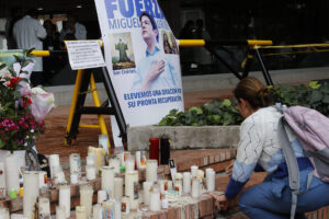 Fotografía de una mujer frente a un altar ubicado en la Fundación Santa Fe, en la que permaneció hospitalizado el senador y precandidato presidencial colombiano Miguel Uribe Turbay. EFE/ Mauricio Dueñas Castañeda