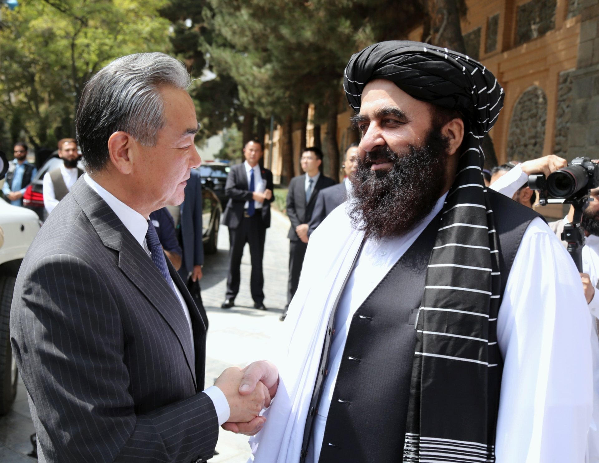 Los ministros de Exteriores de China, Wang Yi, y de Afganistán, Mawlawi Amir Khan Muttaqi, mantuvieron una reunión en Kabul. El gobierno de facto de Afganistán aseguró este miércoles que el ministro de Exteriores de China, Wang Yi, expresó en Kabul la intención de su país de comenzar este mismo año las operaciones de extracción de minerales en Afganistán y ha invitado formalmente al régimen talibán a unirse a su ambiciosa iniciativa de infraestructuras de la Franja y la Ruta. EFE/ Ministerio de Asuntos Exteriores de Afganistán // SOLO USO EDITORIAL/SOLO DISPONIBLE PARA ILUSTRAR LA NOTICIA QUE ACOMPAÑA (CRÉDITO OBLIGATORIO)