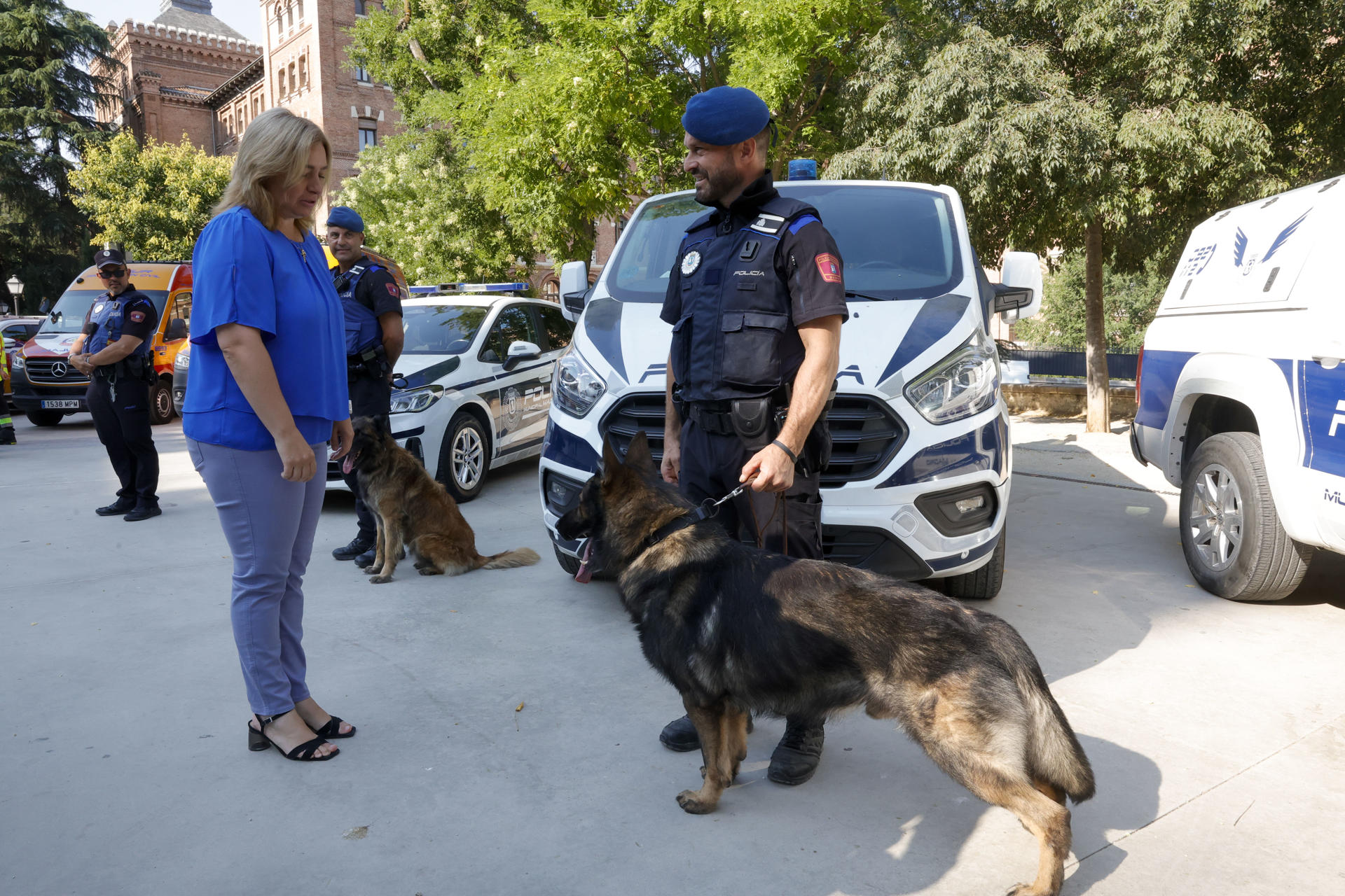 La vicealcaldesa de Madrid y alcaldesa en funciones, Inma Sanz (i), presenta el dispositivo especial de seguridad y emergencias del Ayuntamiento de Madrid para las tradicionales fiestas veraniegas del distrito de Centro. EFE/Zipi