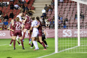La delantera del Real Madrid Signe Bruun (3i) marca su gol durante el partido de Primera División femenina que EDF Logroño y Real Madrid disputan en el estadio municipal de Las Gaunas. EFE/Fernando Díaz