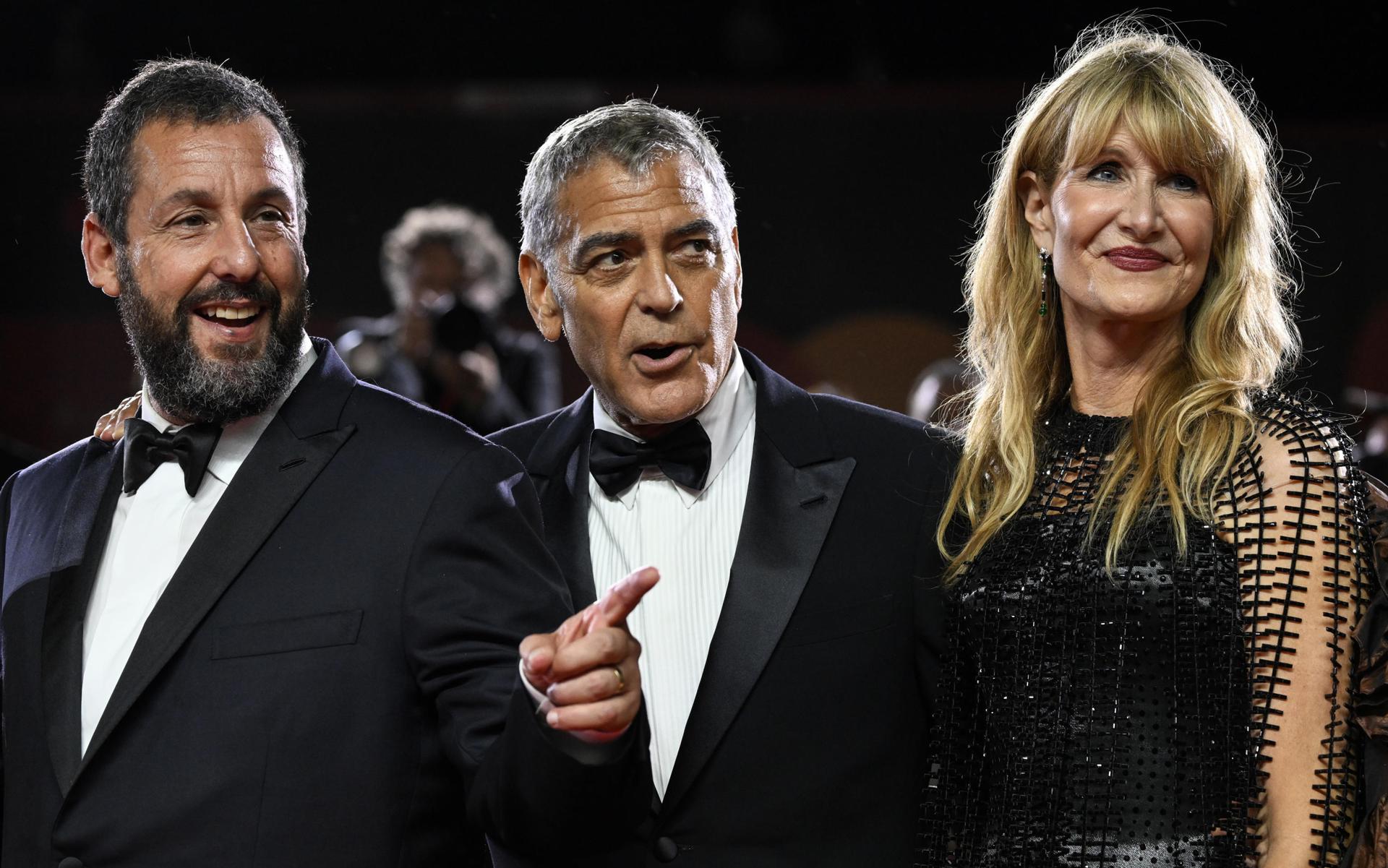 Los actores estadounidenses George Clooney (c), Laura Dern (d) y Adam Sandler (i) fueron captados este jueves, 28 de agosto, durante la alfombra roja por el estreno de la película 'Jay Kelly', durante el 82º Festival de Cine de Venecia, en Venecia (Italia) EFE/Ettore Ferrari