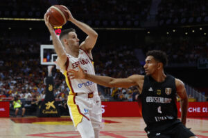 El escolta de la selección española de baloncesto Xabier López-Arostegui (i) juega un balón ante el alemán Maodo. EFE/Mariscal