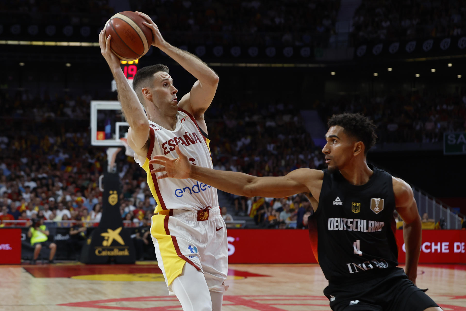 El escolta de la selección española de baloncesto Xabier López-Arostegui (i) juega un balón ante el alemán Maodo. EFE/Mariscal
