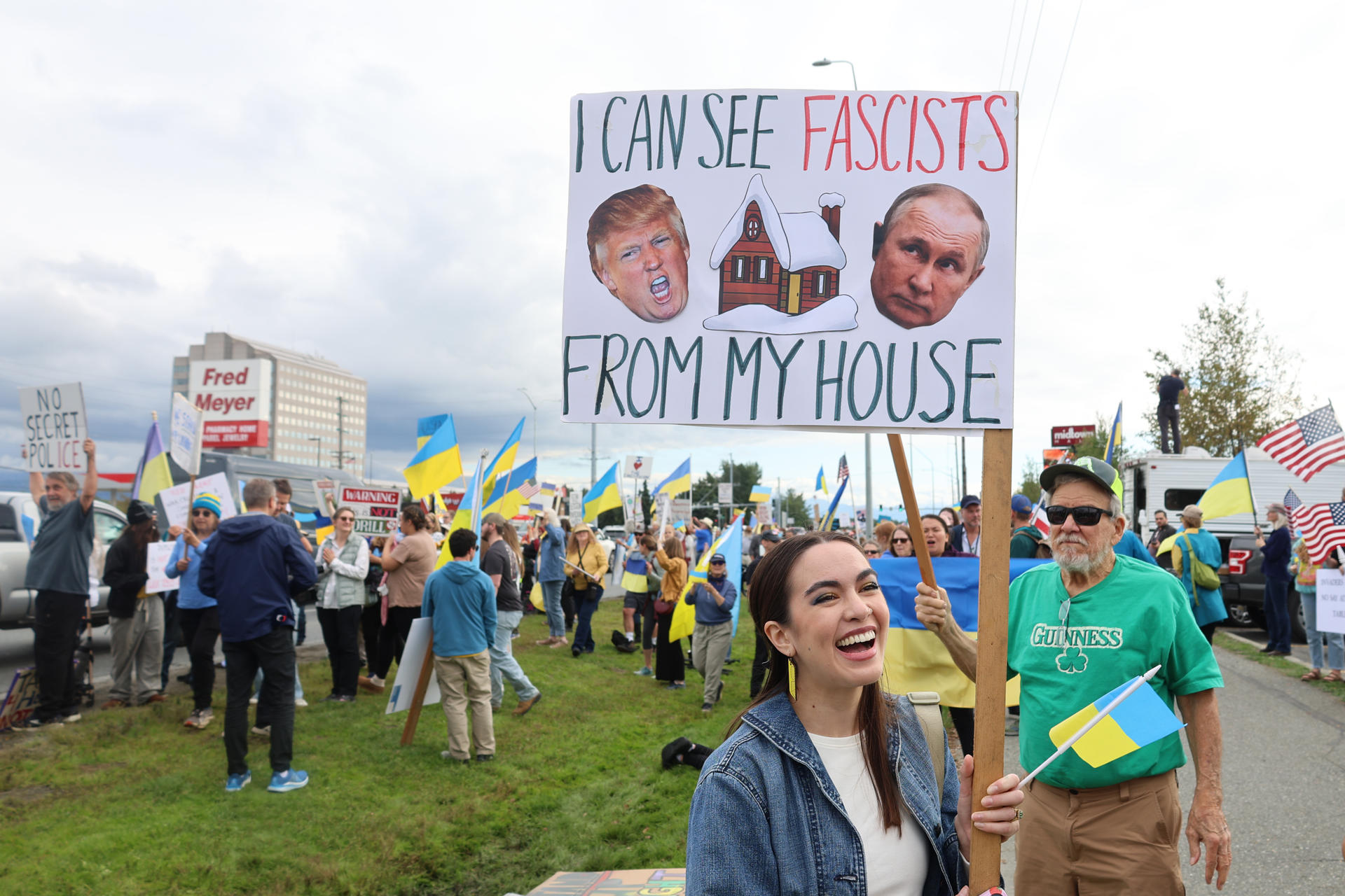 Participantes en una protesta contra la reunión entre el presidente de EE. UU., Donald Trump, y su homólogo ruso, Vladimir Putin, en Anchorage, Alaska, Estados Unidos, 14 de agosto de 2025. 
EFE/ Octavio Guzman
